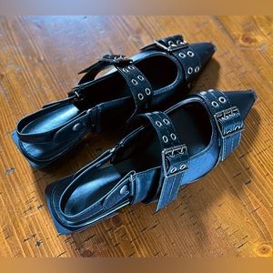 NWOB- Grommet Buckle Flats